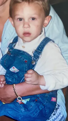 J’ai enfin décider de vous avouer un énorme secret  Il est temps pour moi de vous dire qui je suis vraiment à l’intérieur de moi et de vous raconter mon histoire. Commencement le 25 mai 1994 me voilà je pointe le bout de mon nez Et puis finalement je me  suis rendue compte que quelque chose clochait. J’ai donc décider de prendre ma vie en main et de commencer un processus que je ne pensais pas si dur. Arrive donc le traitement hormonal et les chirurgies nécessaires pour laisser place à AMELIA Et puis tu as les gens qui pensais que je n’y arriverai pas et que je n’irait pas jusqu’au bout. J’ai entendu « va te suicider !! » Ou alors « je t’assumerai pas mais par contre je veux bien essayer de coucher avec toi tai b** » « Je veux bien t’essayer pour mourrir moins bête, j’aimerais bien voir ce que ça fait de coucher avec une trans » « je te toucherai même pas avec un bâton » ouais ouais devant tes potes, ça snobe, mais en privé ça veut me voir. J’ai beaucoup douter de moi  J’ai essuyer tellement de larmes Et aujourd’hui je réalise que je suis forte et indépendante En fait j’ai réaliser tout ce que je souhaitais. Aujourd’hui j’ai un job que j’aime plus que tout ai monde et on me le rend bien je suis si fière d’être ambulancière et de transmettre tout mon amour ma joie et ma lumière ! 🚑 je vie ma vie pleinement.                    Merci à ceux et celles qui mon inspirer @Edward-Jeanne 🏵️ @🦋 Nina 🦋 @MAREVAKELLY🌈HUMOUR & AMOUR♥️ @JADE CVE @Meryl  I ´ m strong , I ´ m Happy i ´ m transgender and i am me 🫶🏳️‍🌈 #pourtoi #foryou #trans #transgender #fyp #fypシ  #transgirlsoftiktok #transgirl #ambulanciere #girl #stronggirls #mtf #transgenre #transgenrefrance #lgbt #transition #solaire #rayondesoleil 