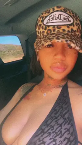 Pretty gyal love money!!!!!! #IDG1F 💋