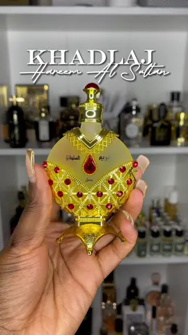 Unboxing Hareem Al Sultan! I’m sorry…this is WORTH the hype. When you initially smell this on the applicator you think “hmm this is ok”…but when you apply this to your skin?? OH MY GOSH!  Don’t even get me started on the bottle😮‍💨 She is THAT girl💅🏾 *Gifted #hareemalsultan #hareemalsultangold #hareemperfume #khadlajperfumes #khadlajperfume #fruityperfumes #perfumeoils #perfumetiktok #kuboiddd 