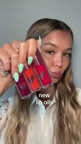 trying the new @Poppi Cosmetics lip oils that launced today 🫶🏻which is your fav?! mine is kiss & tell 💋 these are so moisurizing!!  #newlipoils #lipoil #lipoils #lipoilreview #lipoildupe #poppicosmetics #newlipgloss #lipreview 
