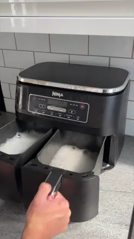 how i deep clean my air fryer 🫧🧼 #asmr #asmrsounds #ninjaairfryer #CleanTok #cleaningairfryer #cleaninghacks 