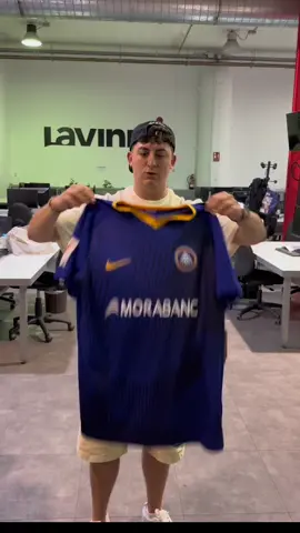 😏 @xBuyer es del FC Andorra y se la pela @Kings League  #SomTricolors #KingsLeague 