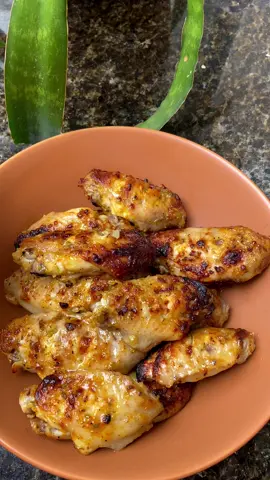 TULIPA DE FRANGO PERFEITA 💛 500g de tulipa de frango/meio da asa  1 colher de café de pimenta do reino moída  2 colheres de café de páprica defumada  3 colheres de café de Lemon pepper  Hortelã pimenta a gosto  2 colheres de sopa de mostarda com mel (pode ser a comum tb)  2 colheres de sopa de maionese  Azeite  1/2 colher de sopa de alho com sal batidos  🔥 Deixe marinando por uns 30 minutos. Leva na Air fryer a 200 grau por 25 minutos ou até dourar.  ✅ Salva essa receita pra não esquecer essa marinada, pq fica incrível.  #frango #asinha #airfyer #receitasairfryer #receitas #marinada #tempero #fomedefood