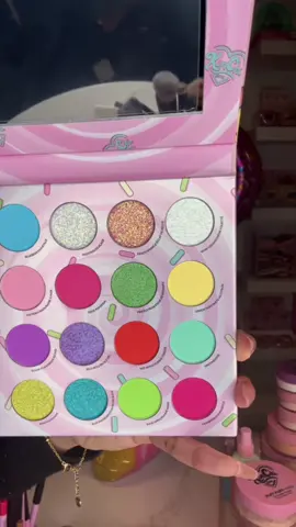 OH MY GAWD 🫨 These Donut Palettes are leaving us speechless!! You can create SO MANY looks, perfect for our extra and neutral girlies! Make sure to click the link to shop these stunning palettes #OMG #donuts #makeup #beauty #pigment #barbie #kimchi #fyp #kimchichicbeauty #rosaliamotomami #rauwalejandro #ufo 