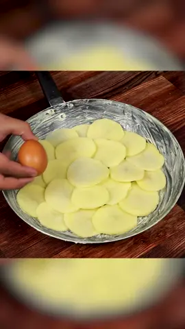 Si tienes huevos y papas en casa entonces prepara esta receta. 👩‍🍳🥰 #receta #recetas #recetasfaciles #recetasrapidas #recetafacil #recetastiktok #viral #comida #cocina #viral #parati #fyp #foryou #viralfood #viraltiktok #food #foodtiktok