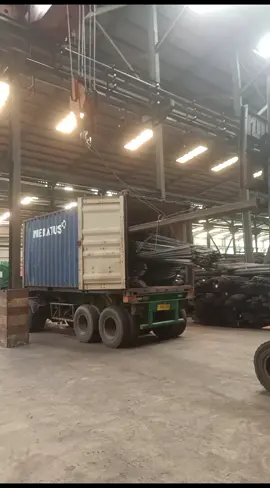 proses muat besi ulir uk 32 di PT LAUTAN STEEL INDONESIA 