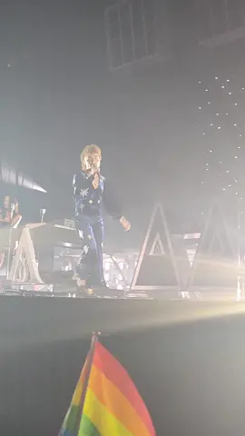 Josh wearing this jumpsuit means more to me than I think anything else ever will 💙 I sobbed and he smiled at me- leave me to die. #starcatcherworldtour2023 #gretavanfleet #gresties #starcatchernashville #joshkiszka #meetingthemaster 