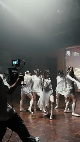 See me like no other 🕯❤️‍🩹 #NewJeans #뉴진스  #NewJeans_CoolWithYou #NewJeans_GetUp #Time_to_NewJeans