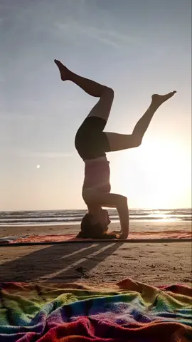Headstands are my go to pose 🙃  #headstand #yoga #challenge #aesthetic #justforfun #LearnOnTikTok #yogisoftiktok 