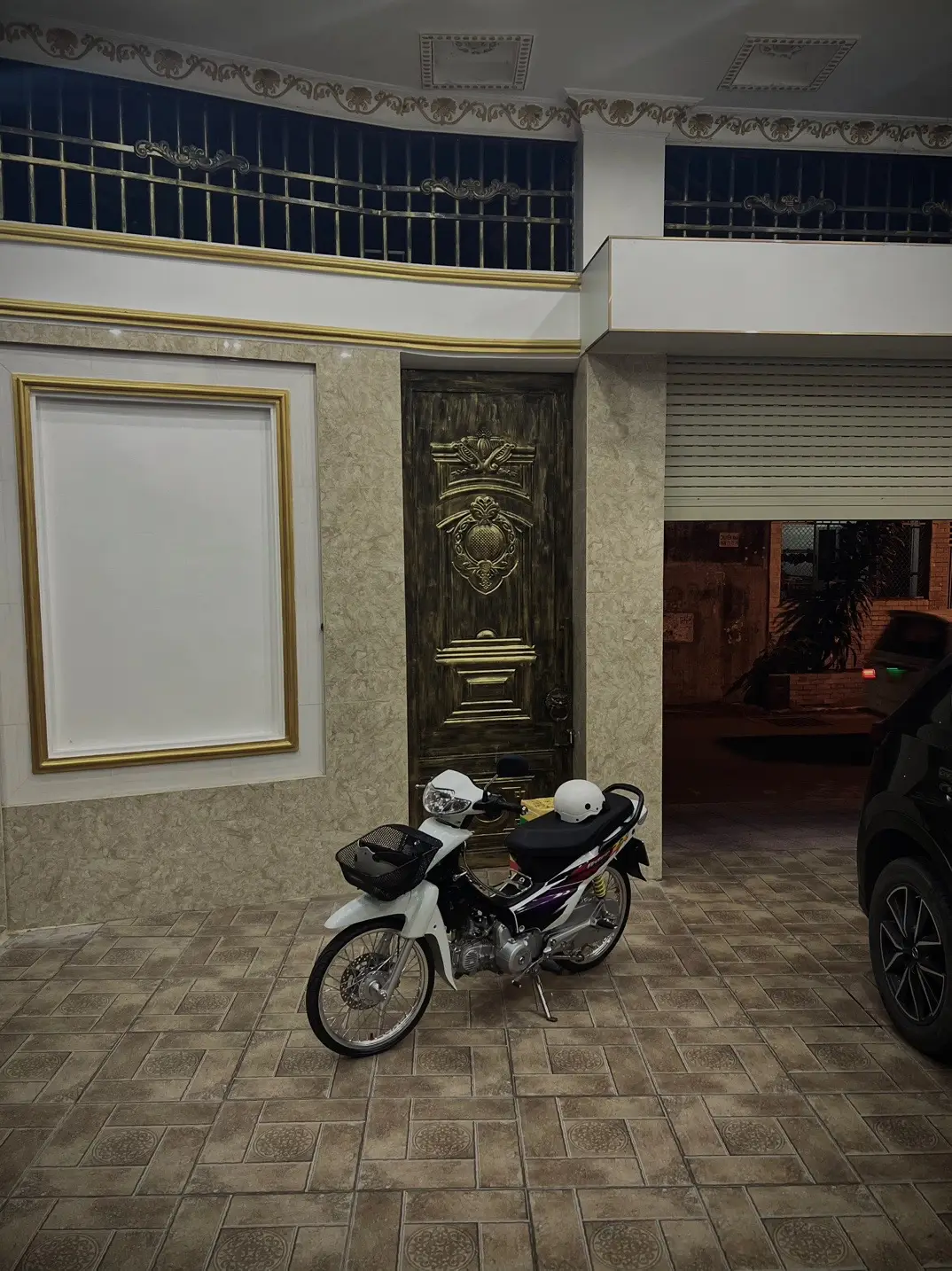 sai lầm của tuổi trẻ là nói quá nhìu về chuyện tương lai. Đau lòng của tuổi trẻ là khi bạn không có gì, lại gặp người muốn trân trọng cả đời…