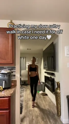 If hailey bieber can do it at 5’7 so can I! #futurerunwaymodel #fyp #houstonmodel #upcomingmodel #modelwalk #petitemodelwalk #vsrunwaymodel #victoriassecretfashionshow2023 #petiterunwaymodel #shortrunwaymodels #petitemodel 