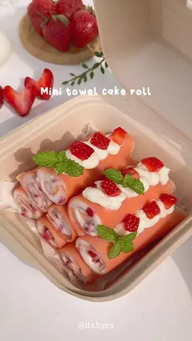 🍓mini towel roll cake🍓 Bahan - bahan : 1 telur 2 sdm gula pasir 1/4 sdt garam 100 ml susu cair 4 sdm tepung serbaguna 1 sdm minyak goreng 4 tetes pewarna merah 100 gr whipping cream 200 ml susu cair Secukupnya strawberry #minitowelroll #towelcake #towelrollcake #strawberrytowelcake #kuehanduk #idejualan 