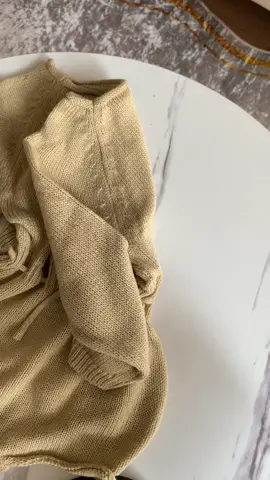 Hallo moms, ini adalah Ribbon Jumper Baby By Ganakalofficial yang punya 3 warna aesthetic ciri khasnya Ganakal nih!! Cocok untuk anak moms di usia 0-9 bulan yaa! Buruan Dicheck Out! #atasanrajut #atasananakrajutmodelbaru #fashionanak #onesetrajut 