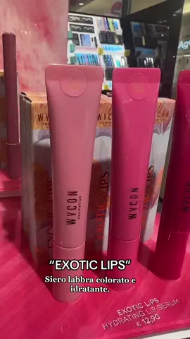 ✨Siero labbra colorato e idratante, non appiccica e lascia le labbra super morbide!✨. @wyconcosmetics_official #OASISSUNSET #WyconAfragola #wyconcosmetics #makeup #wycon #andiamoneiperte #neiperte #perte #lipoil #greenscreen 