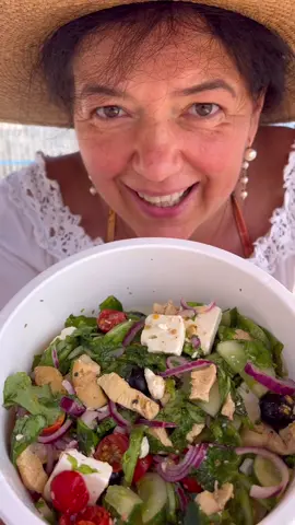 #reklama dla marki #lirene Sałatka grecka idealna na lekki obiad nad morzem. Składniki: sałata rzymska, pomidorki koktajlowe, cały ogórek, czerwona cebula, serek feta, czarne oliwki, opcjonalnie pierś z kurczaka. Sos: sok z całej cytryny, łyżeczka suszonego oregano, sól, oliwa. #diamentowylifting3d #współpraca #greeksalad #sałatkagrecka #sałatka #obiad #obiadydomowe #przepis #przepisy #kuchniagrecka #kuchniapolska #jedzenie #gotowanie 