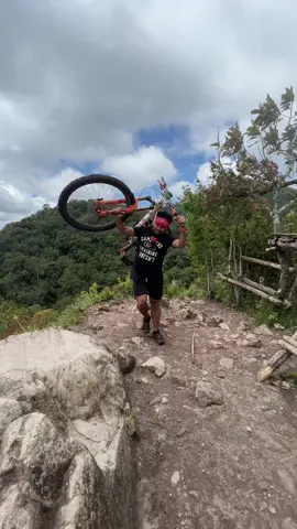 Yung totoo? Sasakyan ang bike, oh ang bike ang sasakay? 🥴😅 #Hiking #biking #enduroMTB #LakeHolon #fyp 