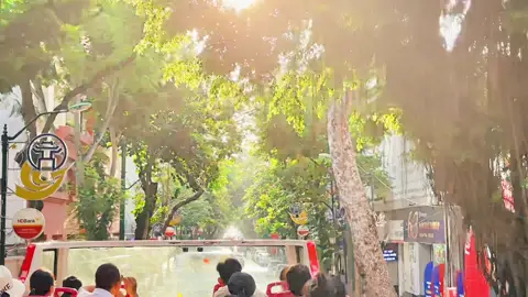 “- Em hiểu mà phải không? - Chuyện gì anh? - Đàn ông không đầu tư thời gian vào người mà họ không yêu!. Từ khi gặp em, tôi thực sự bắt đầu ước có thêm thời gian. Tôi muốn có nhiều thời gian hơn với em.  - ...” #bus2tanghanoi 