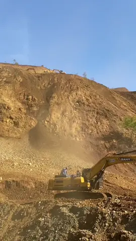 Semoga diantara segala usaha kita mencari nafkah yang menyita waktu, tuhan memberi orang tua kita lebih banyak waktu🤲  Cameramen📸 By : @Ervansyuchri #sholatjumat #sholat #tambanghitz #fyp 