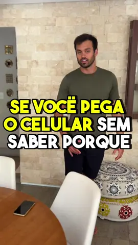 O ato de pegar o celular impulsivamente e começar a mexer em redes sociais está associado a uma desregulação na dopamina, substância da motivação. Veja o primeiro estudo citado no vídeo! Para parar de procrastinar, você precisa resolver seus conflitos internos. Como o segundo estudo citado mostra, ansiedade é a principal causa de procrastinação. É como se a ansiedade “bloqueasse” seu cérebro. Comece a praticar o silêncio e trazer a qualidade de meditação para o seu dia a dia, ou seja, faça de cada momento uma meditação. E, para acelerar este processo, escrever num papel suas dores, objetivos e o que está na sua cabeça, ajuda muito. Mais Foco e Menos Ansiedade #procrastinação #ansiedade #foco #saúdemental 