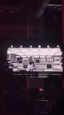 Sabrina carpenter singapore’s nonsense outro ! @Sabrina Carpenter #sabrinacarpenter 