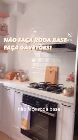 FAÇA GAVETÕES !!!  JÁ SALVA AÍ PARA NÃO ESQUECER QUANDO FOR FAZER OS SEUS PLANEJADOS.  sem dúvidas foi a melhor escolha ter os gavetões para guardar as coisas e melhorar espaço. Os gavetões são super versáteis e você pode guardar desde material de limpeza, como louças e bambus como eu fiz.  O melhor anda é que posso remover por completo para limpeza e manutenção.  Gostou da dica ?  Salva, curte e compartilha  #cozinhaplanejada #cozinhapequena #dicas #reels #viral #meuap #meuapmrv #moveisplanejados #cozinhadeapartamento #gavetoes #dicasdonadecasa #dicaboaédicacompartilhada #homedecor #designdeinteriores #cozinhaarrumada 