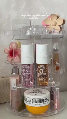 i love it 💗🫶 #preppy #perfume #skincare #SelfCare #organize #organizewithme #spinningorganiser #soldejaniero #preppyroom #preppyaesthetic #preppytok #preppy🛍️⚡🏝️ #clawclips #dior #makeup #preppyskincare #flowers #diorlipoil 