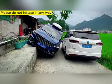 2 car avoid each other in a narrow alley in the countryside #car #drivingskills #autoknowledge #carsoftiktok #foryou 