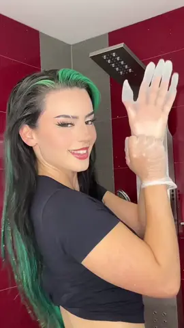 The blueish undertone is gone and my hair is GREEN again 😍💚 