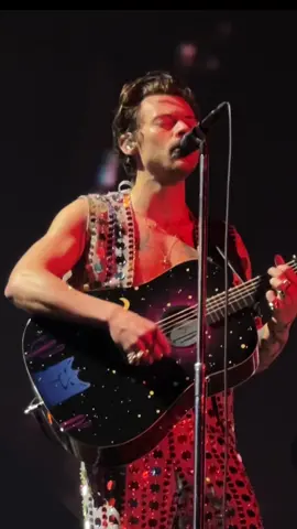 One of my favourite Fine Line perfomances from the entire tour. #harrystyles #hslot #loveontour #loveontourlisbon #hslotlisbon #fineline #finelineharrystyles 