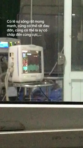 Vài ngày trước, mình đã đưa mẹ đi cấp cứu ngay trong đêm. Khoảnh khắc mình chạy đến khoa cấp cứu, đi làm hết giấy tờ thủ tục nhập viện, mình thực sự rất run sợ, mặc dù biết mẹ mình đã ổn… Mình có nghe mẹ kể, ở phòng bên cạnh có một bà cụ đã lớn tuổi, bị bệnh viện tuyến trên trả về và đang giành giật với sự sống, và có thể ra đi bất cứ lúc nào. Mình đã nghe kể rằng, hai ông bà mãi đến khi lớn tuổi mới có 1 người con gái, vậy nên cô ấy là người chăm sóc mẹ hàng ngày trong bệnh viện (do chồng của bà cụ đã rất già và còng lưng).  Mọi người đã nói “sao không tháo ống thở của bà, cho bà ra đi nhẹ nhàng”, nhưng cô con gái chỉ cười và lắc đầu. Có lẽ, cô ấy cũng chỉ muốn giữ mẹ mình lại lâu hơn một chút, có thể nhìn thấy mẹ mình lâu hơn một chút,… có lẽ cô ấy cũng giống như những người khác, cũng mong cầu ngày kỳ tích sẽ đến, vì thế nên luôn níu giữ bà ở lại, vì biết đâu ngày mai, ngày kia, mọi thứ sẽ ổn trở lại. Có thể chi phí điều trị cho một bệnh nhân sẽ tiêu tốn hết tất cả gia tài, khiến cho một gia đình nợ nần chồng chất, nhưng có lẽ, khi đứng trước sự sống, tiền không còn là thứ quan trọng nhất, khi ấy họ có thể đánh đổi cả sinh mạng của mình cho những người mình yêu thương. Mẹ mình chỉ bị nhẹ thôi, nên nhanh chóng được xuất viện, mình thấy thật may mắn, nhưng mẹ mình vẫn xót tiền viện phí. Nhưng thực sự, dù tốn bao nhiêu tiền mà mẹ mình không sao, mình thấy thực sự rất may mắn, rất may mắn❤️
