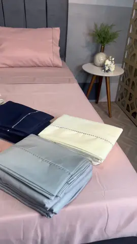 Vem comigo conferir a nossa linha de lençol da coleção Essential 180 Fios é tão macio que parece um pedacinho de nuvem. O modelo é confeccionado no tecido percal de 180 fios, um tecido de grande qualidade e alta durabilidade, e que possui o toque super macio! Ele tem cores neutras que permitem fazer muitas composições diferentes. Detalhes em sianinha nas fronhas e no lençol de cima! Temos do solteiro ao King. O que você achou? 💕🥰 #jogodecamacasal #jogodecamaqueen #camaposta #enxoval #lençóis #dicasdolar #quartodecorado #camaaconchegante #decorclean #foryoupage #quartodecoradomoderno #fyp 
