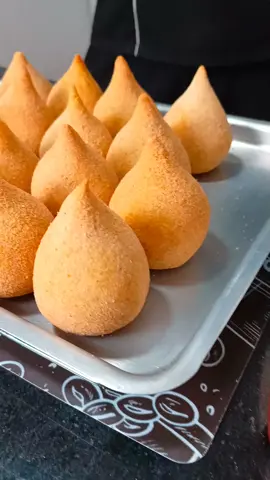 ingredientes:  900g de farinha de trigo 1 litro de leite  300ml de água  20g de margarina 4 tablets de caldo de galinha recheio:  frango, requeijão #viral #coxinha #Deus #barbie #trabalho #tiktok #receitafacil #facaevenda 