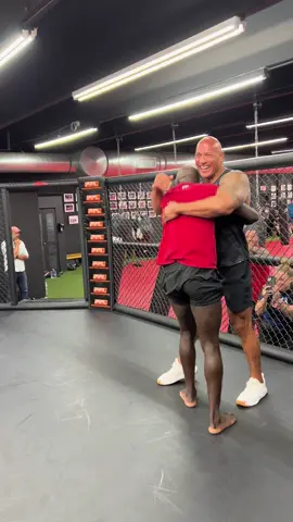 We’ve never met but I had to fly to Miami to look this man Themba Gorimbo the eyes, hug him and shake his hand. I’ve been moved & motivated by his story ❤️ He recently won his first fight in the @UFC. He had $7 bucks in his bank account when he won. He sleeps on a couch in the gym. After the fight, he sold his fight gear (trunks & gloves) on line and made $7,000. Instead of using the money to find a place to live, he built a bush pump so his village back in Zimbabwe can have clean water. He never asked me for anything, but I just wanted to help the guy out. $7 Bucks ya know. And I felt the MANA & emotion in every hug 😊💪🏾 Very good and very special day. #thembagorimbo 🇿🇼