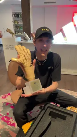 Asi se trasportan los trofeos del mundial!! 