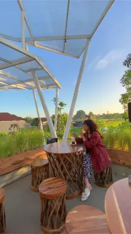 ✨Rekomendasi staycation di Jogja lagi nih✨ Berasa di pedasaan padahal deket kota, cukup 15 menit aja buat sampe ke malioboro loh.. Disave dulu yuk videonya🤗 Lokasi : Jl. Kalimosodo, Tamanan Kulon, Banguntapan, Bantul #sawahtamanan #sawahtamananvilla #staycation #holidayvibes #resortbantul #coffeeshopjogja #holidayvibes 
