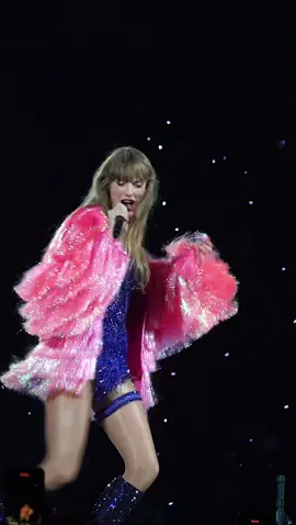 i love the lil karma dance 🩷💙🩷 #taylorswift  #fyp #swifttok #swiftie #theerastour #eras #taylor #concert # #swift #theeras #erastour  #karma #midnights 