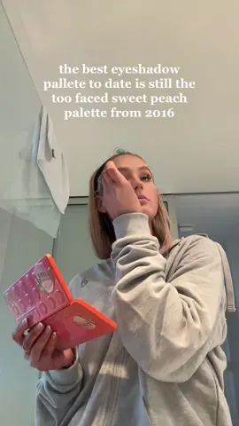 yes I still have my pallete from 2016 and yes it still smells like peaches  #toofacedcosmetics #toofacedpeachpalette #sweetpeachpalette #2016makeup 