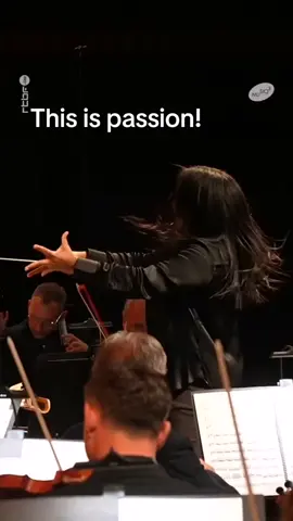 Tchaïkovsky, Symphonie No. 5 en mi mineur #Conductor #ClassicalMusic #MusiqueClassique #Cheffe #Orchestre #Tchaikovsky #GlassMarcano 