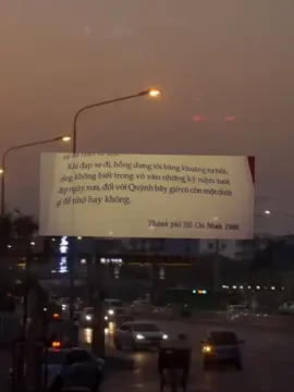 [Tình đầu một thời mà cứ ngỡ một đời] Còn Chút Gì Để Nhớ: Chút lưu luyến giữa lòng Sài Gòn Sài Gòn sau ngày giải phóng không chỉ có những tháng ngày thật yên bình mà còn có cả những ngày nhức nhối trong chuyện tình trải dài từ quá khứ đến hiện tại của Chương dành cho Quỳnh, có những kỉ niệm về một thời sinh viên đẹp đẽ của chàng trai tỉnh lẻ vào thành phố đi học, có tình bạn, có tình yêu và có cả những nuối tiếc. Nhưng sau tất cả những xô bồ của cuộc sống, ở độ tuổi ngoài 30, Chương nhìn lại và tự hỏi liệu với Quỳnh bây giờ: Còn Chút Gì Để Nhớ?#nguyennhatanh #conchutgidenho 