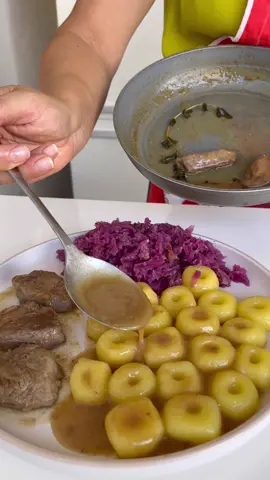 Czerwona kapusta ( modro kapusta ) z kluskami śląskimi składniki główka czerwonej kapusty Ziele angielskie liscie laurowe 200 g boczku cebula 2 łyżki octu sól pieprz kluski : ziemniaki skrobia ziemniaczana sól #kapusta #kluskiśląskie #ziemniaki #kartofle #mięso #tradycjapolska #kuchniaśląska #obiad #kolacja #przepis #przepisy #kuchniapolska #polskakuchnia #polishfood #jedzenie #gotowanie 