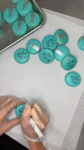 Personalized macarons @love&flour  #handlettering #calligraphy #macarons #personalize  