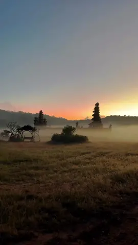 Menikmati pagi yang indah di Bali😍 Lokasi : Danau Tamblingan, Buleleng - Bali Special thanks : @joefii_  #sahabatwisatabali #kebalilagi #instagram #bali @kebalilagi #wisatabalikebuleleng #wisatabalikedanautamblingan #wisatabali #baliindonesia #balilife #pura #danau #sunrise #liburanbali #travelbali Reposted from @kebalilagi