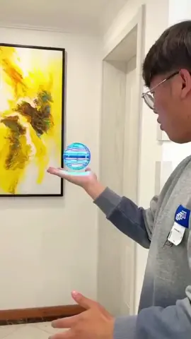 🛸 ¡Desafía la gravedad con nuestro Drone Juguete Bola Voladora! 🚀 Una fusión perfecta de tecnología y diversión, diseñada para ofrecer una experiencia de juego incomparable. 🎮💫 🤖 Con su tecnología de sensor infrarrojo, este drone se eleva en el aire y cambia de dirección cada vez que detecta un objeto. ¡No se requieren controles remotos! Solo necesitas tus manos para guiarlo, haciendo de esta bola voladora un juguete fascinante para niños y adultos. 🙌✨ 🔋 Con su batería recargable, este drone promete horas de diversión. Vuela alto, vuela rápido, realiza acrobacias... ¡las posibilidades son infinitas! 🌀🌈 ⚽ Su diseño compacto y seguro, similar a una bola, lo hace resistente a golpes y choques. ¡Así que adelante, diviértete sin preocupaciones! 🏈🤹 🎁 Ideal para fiestas, reuniones o simplemente para pasar un buen rato en casa, este drone juguete bola voladora es un regalo que seguramente sorprenderá y deleitará. 🎉🎈