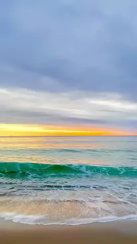 Hãy để biển bình yên và vỗ nhẹ nhàng, đừng để vết thương trong em trỗi dậy khiến cả hai thêm đau.  #canhdep #tamtrang #tinhyeu #view #hoanghon#biển #mộtbuổichiềuchill #beautifull #bìnhyên #beachvibes #videocanhdepchill #sea #cảnhđẹpthiênnhiên#nature #phongcanh #landscape #fyp #viraltiktok #foryou #dulich 