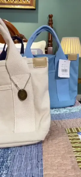 Lightweight tote adalah tas wanita yang sangat cocok untuk musim panas