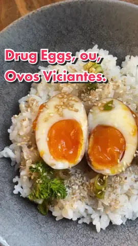 Essa receita Coreana me ganhou de PRIMEIRA! Facil, pratica, diferente e deliciosa! E você pode guardar na geladeira por até 4 dias.  Bora lá, eu usei: • 4 Ovos  •1/3 Xícara de Shoyu •1/3 Xícara de Água  • 1 Dente de Alho Picado  • 1 Colher de Sopa de Talo de Cebolinha Picada • 1 Colher de Chá de Pimenta Malagueta Fresca Picada • 2 Colheres de Chá de Gergelim  • 1 Colher de Chá de Hondashi  • 1 Colher de Chá de Salsa  • 1 Colher de Chá de Gengibre  Modo de Preparo: Cozinhe os Ovos por 6:30min e de um choque termico em um banho de gelo, descasque e coloque em um pote e cubra com a marinada de shoyu e todos os outros ingredientes. Tampe e leve para a geladeira, consuma no dia seguinte em temperatura ambiente ou gelado, acompanhado de Shiro Gohan.  #mayakeggs #drugegg #receitacoreana #ovoscozidos #fyp #receitasimples 