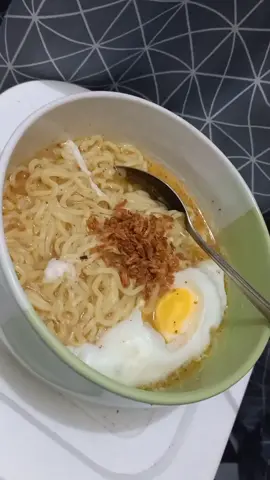 Hayooo siapa yg suka makan mie instan malem