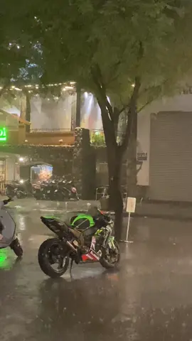 2 bánh vẫn thua 4 bánh thôi  #zx10r #saigon #trending 