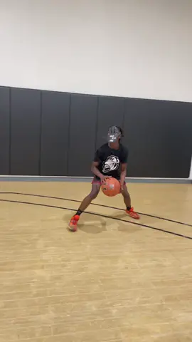 Traing game situations with Hand In Yo Face! It makes players fully focus and lock in on every shot while training. #basketball #basketballtraining #hoop #fypシ 
