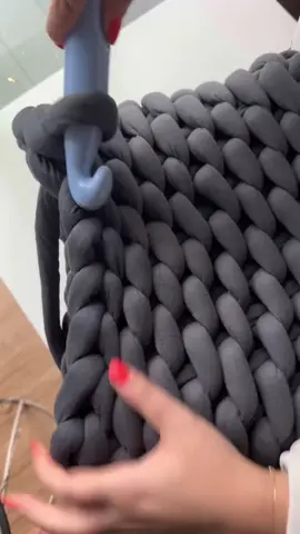 Crocheting a bag 🪡 (via: @OneKooka ) 🎶: @d4vd ‘Sleep Well’ #craft #relaxing #oddlysatisfying 